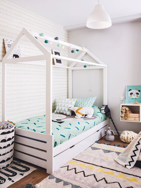 dormitorio infantil con cama casita
