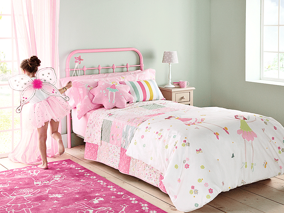 Bed, Room, Interior design, Product, Bedding, Green, Bed sheet, Bedroom, Textile, Wall, 
