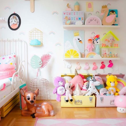 maletas de colores pastel con peluches
