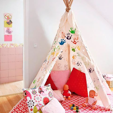 tipi con estampado de manos