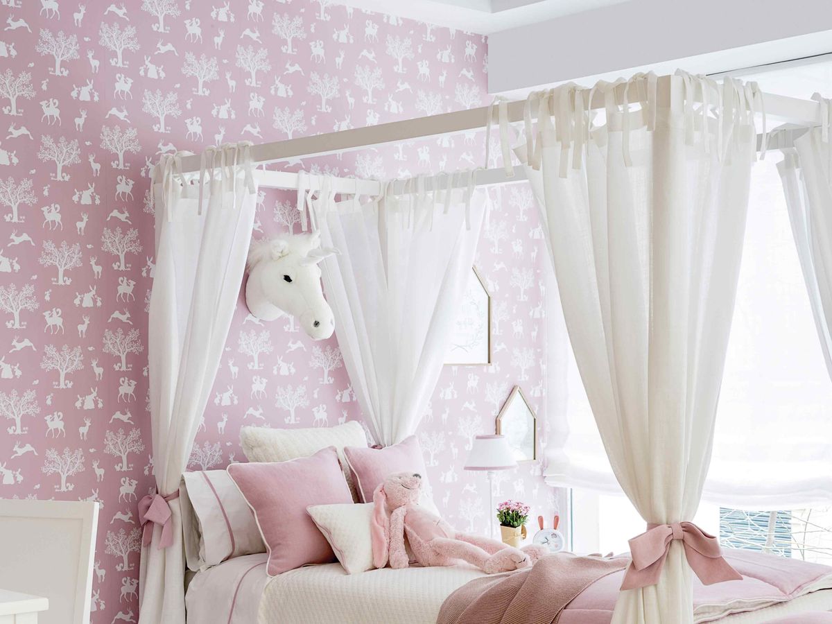 Un cuarto decorado con un dosel, un unicornio y mucha magia