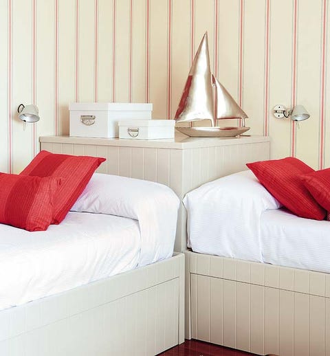 Room, Interior design, Bed, Property, Bedding, Textile, Bedroom, Wall, Linens, Bed sheet, 