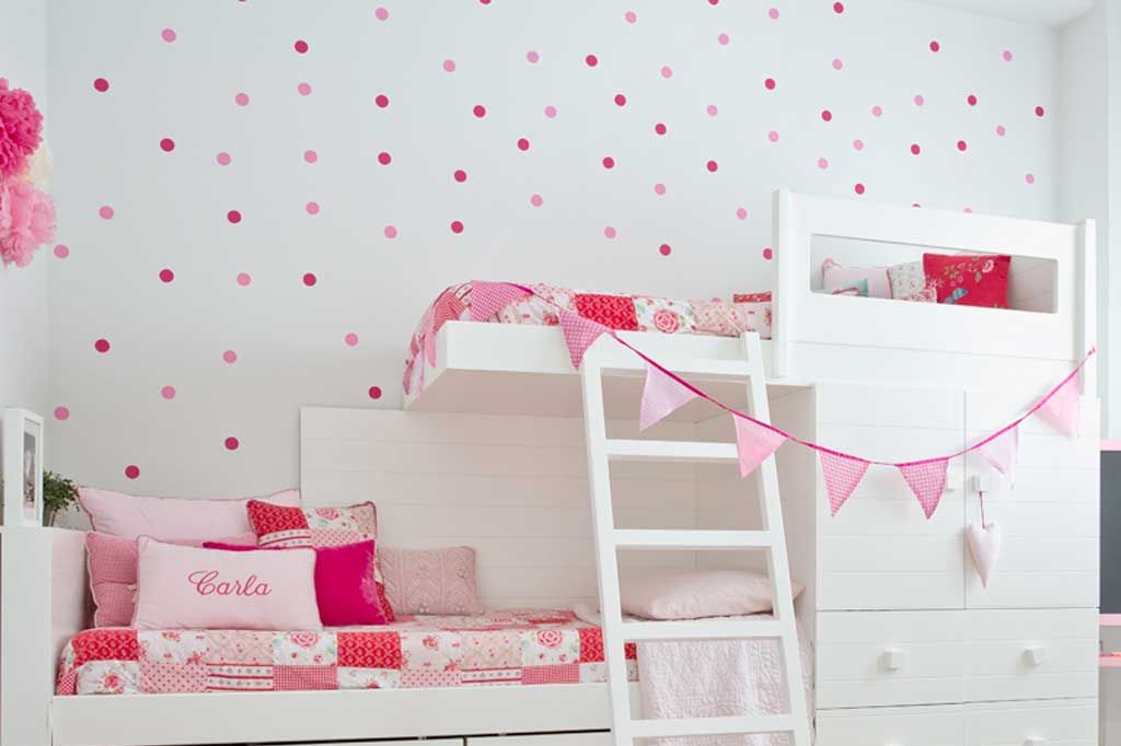 Una habitación infantil en rosa