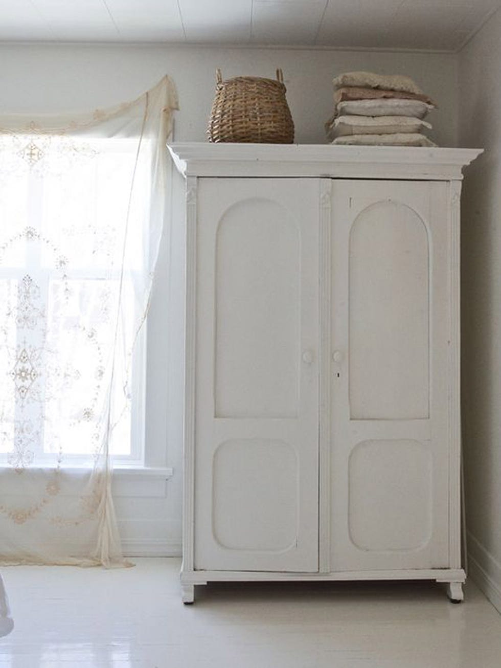 Room, Floor, Wall, Fixture, Beige, Home accessories, Door, Handle, Cabinetry, Cupboard, 