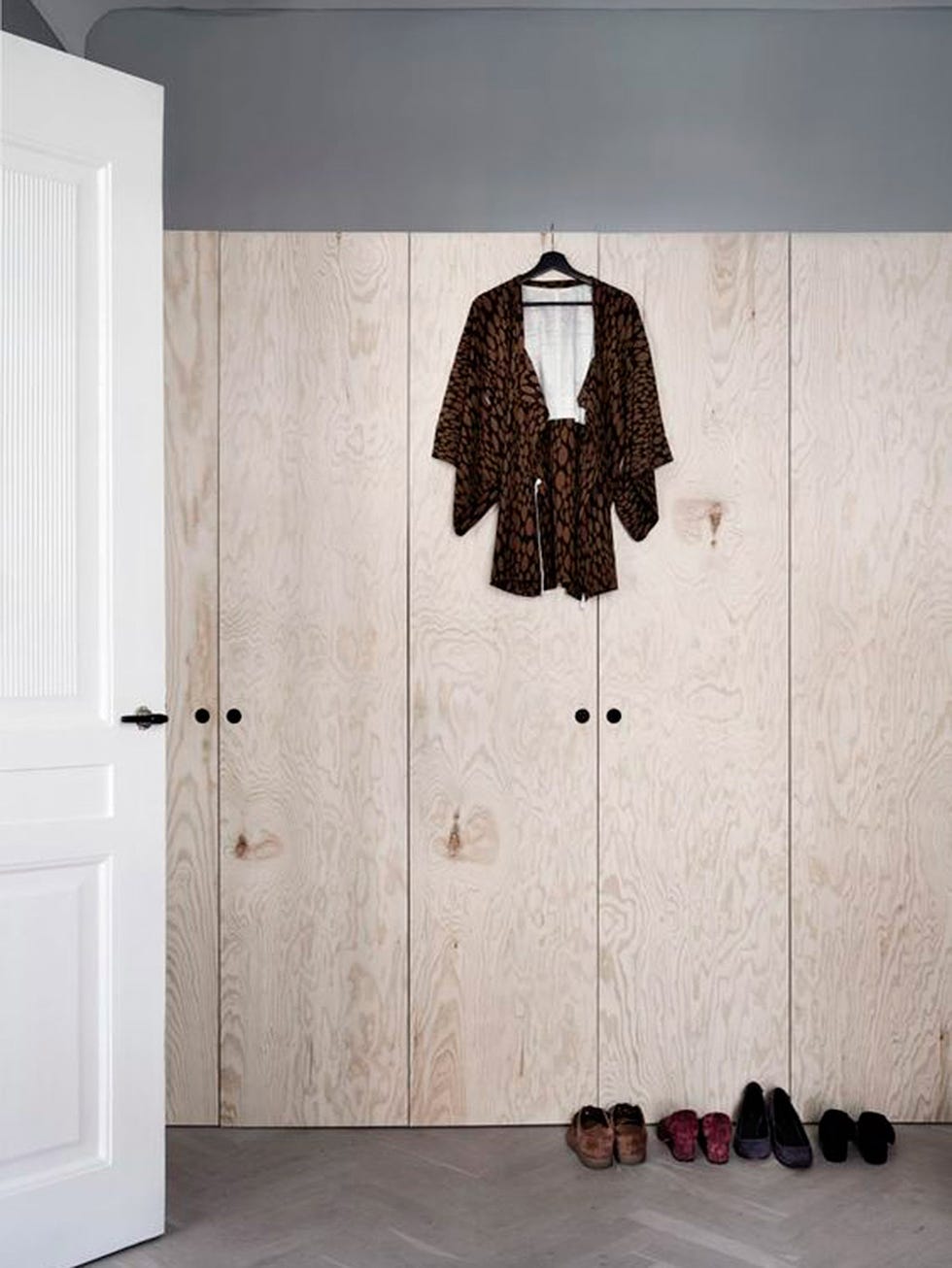 Floor, Flooring, Door, Clothes hanger, Room, Wall, Home door, Fixture, Grey, Door handle, 