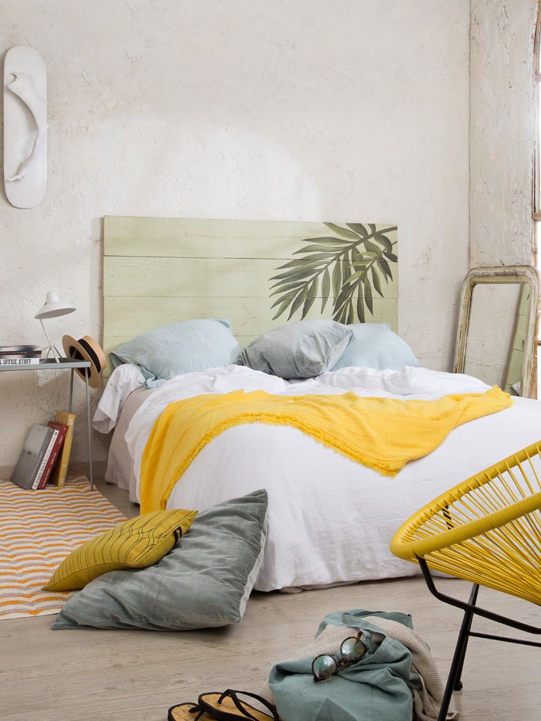 dormitorio con cabecero de estilo tropical