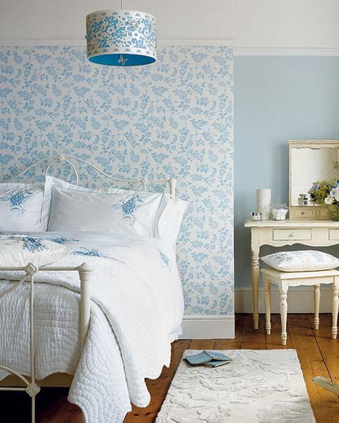 dormitorio azul claro con tocador