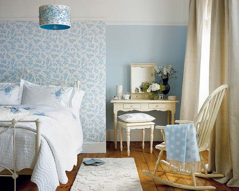 dormitorio azul claro con tocador