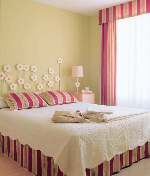 Tablecloth, Interior design, Room, Property, Bed, Floor, Textile, Bedding, Wall, Bedroom, 