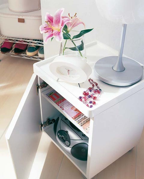 Petal, Dishware, Serveware, Shelving, Flowering plant, Shelf, Porcelain, Home accessories, Still life photography, Cut flowers, 
