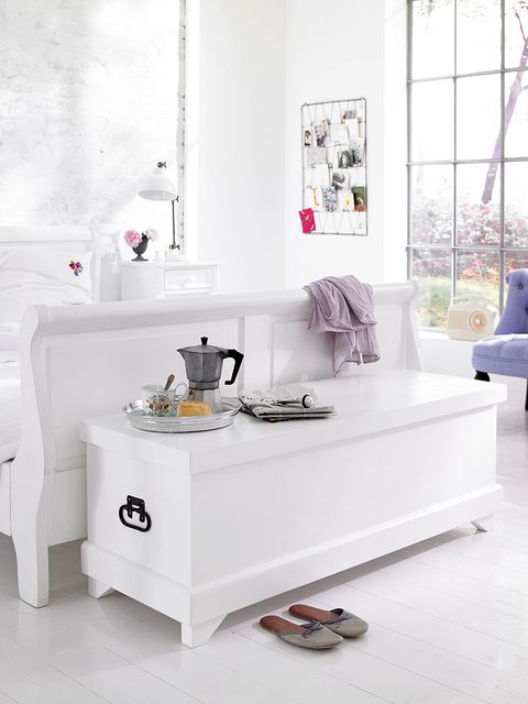 dormitorio blanco romántico y clásico actual con baúl