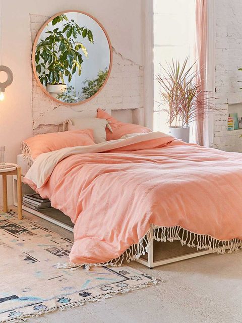 Dormitorio decorado en color coral