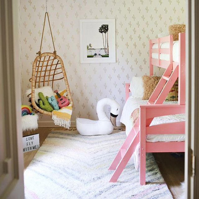 dormitorio infantil con silla columpio y literas, de deco peques