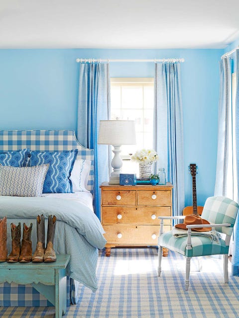 dormitorio azul con estampado a cuadros