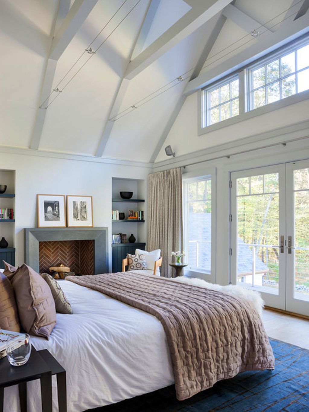Bedroom, Furniture, Room, Bed, Ceiling, Property, Interior design, Bed frame, Bed sheet, Bedding, 
