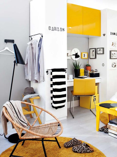 Room, Interior design, Floor, Clothes hanger, Interior design, Carpet, Shelving, Houseplant, Linens, Shelf, 