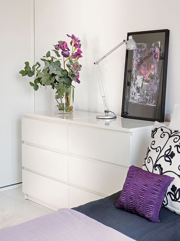 dormitorio con cajonera blanca