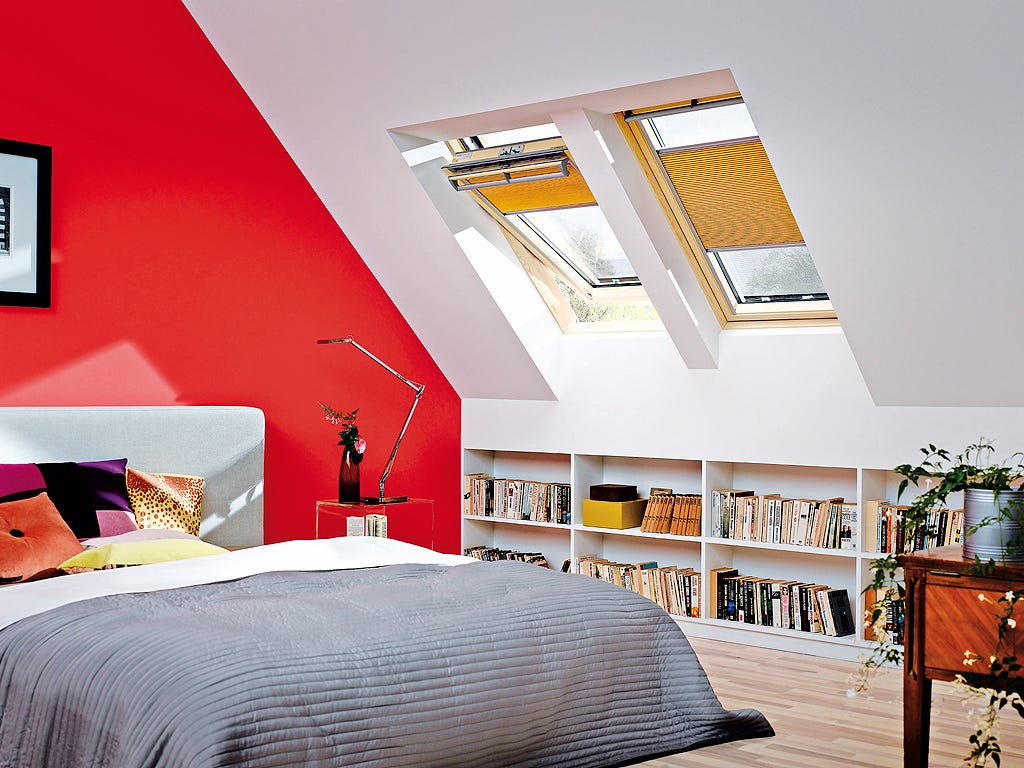 dormitorio abuhardillado en blanco y rojo