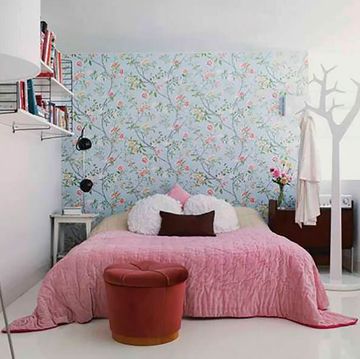 dormitorio pequeño decorado con papel pintado