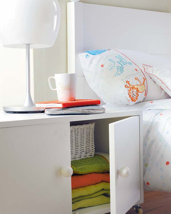 Mueble mesilla con puertas