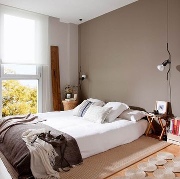 dormitorio blanco y marrón con colchón en el suelo