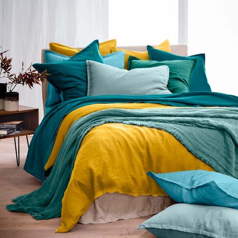 Bed sheet, Bedding, Aqua, Blue, Yellow, Turquoise, Furniture, Duvet cover, Teal, Bed, 