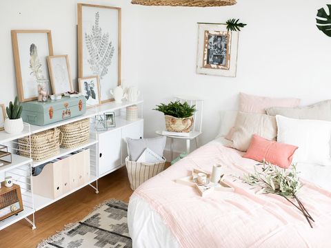 dormitorio moderno romántico en blanco y rosa