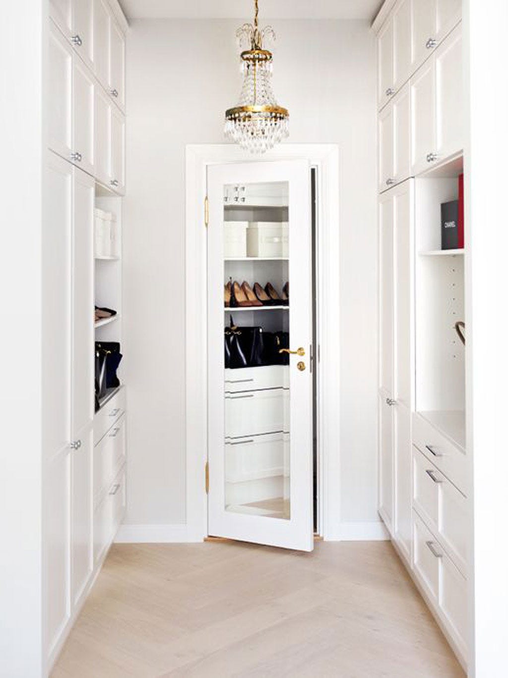 vestidor con armarios en blanco