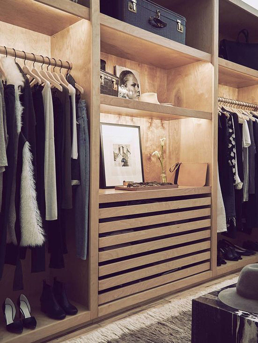 vestidor con muebles de madera