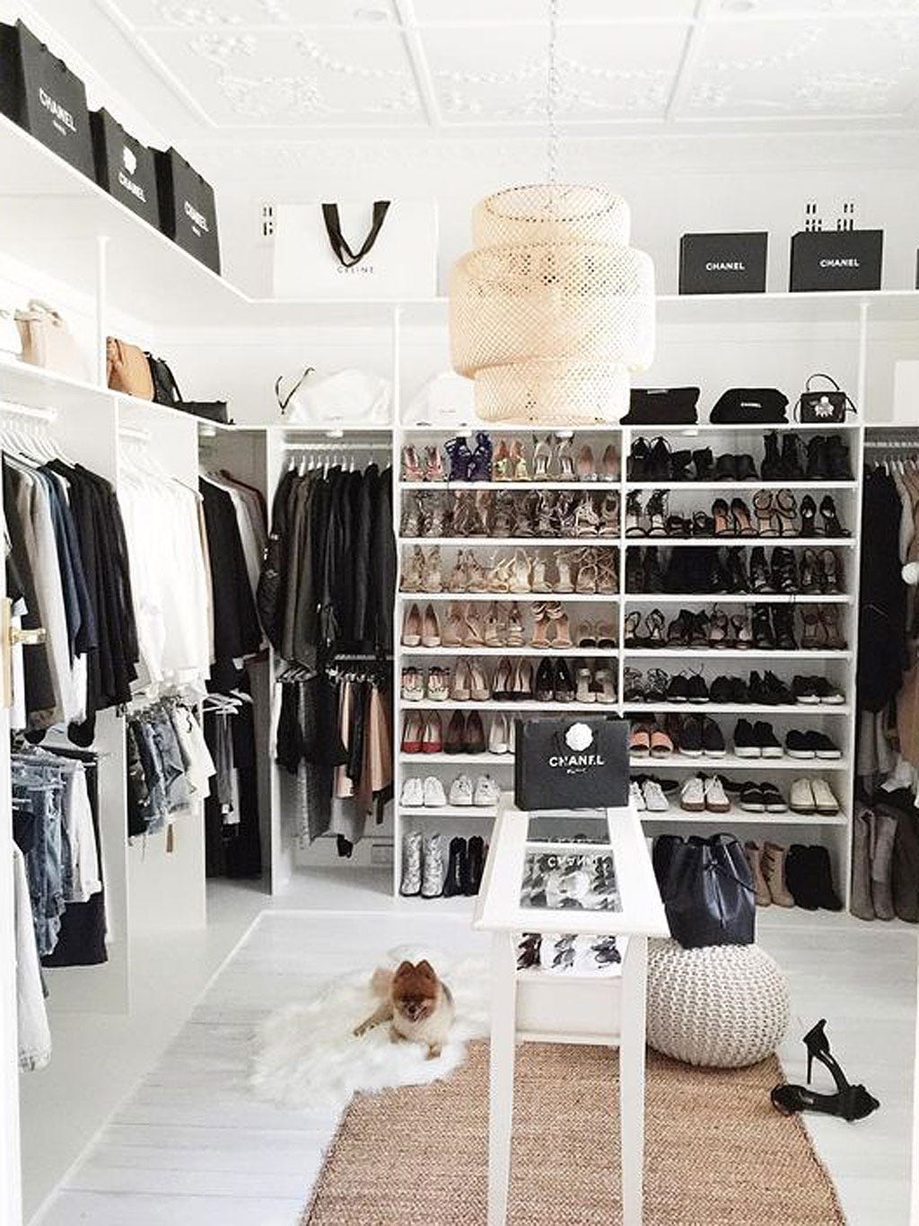 vestidor amplio con mueble para zapatos