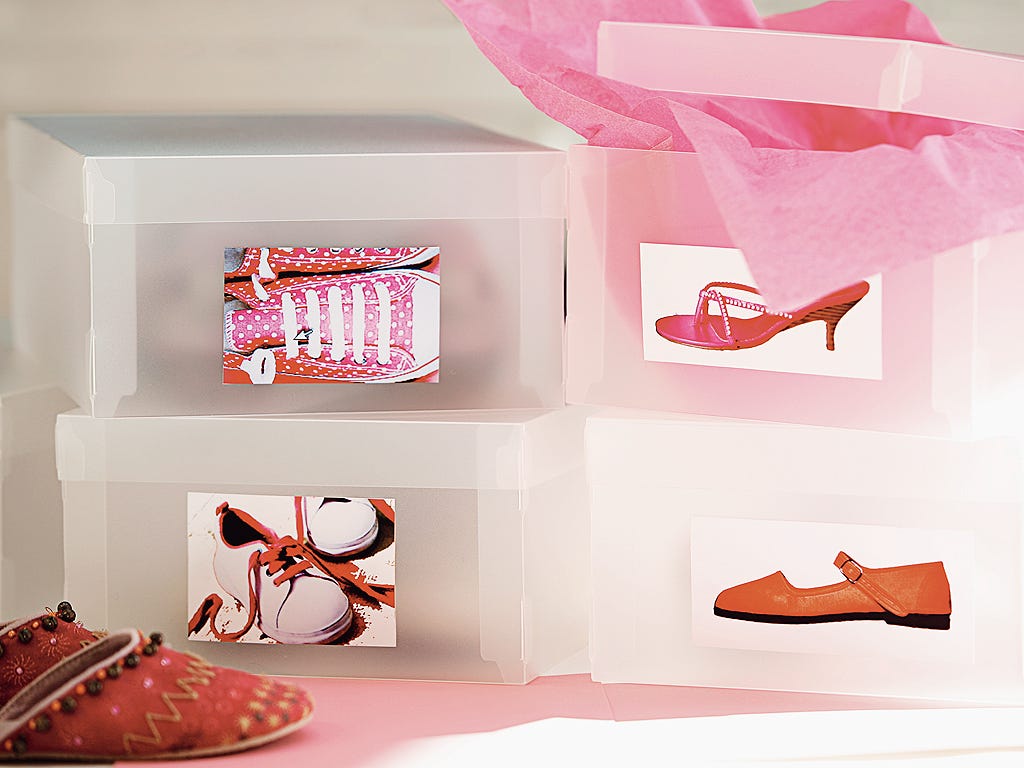 organizar el vestidor pequeño con cajas de zapatos con fotos