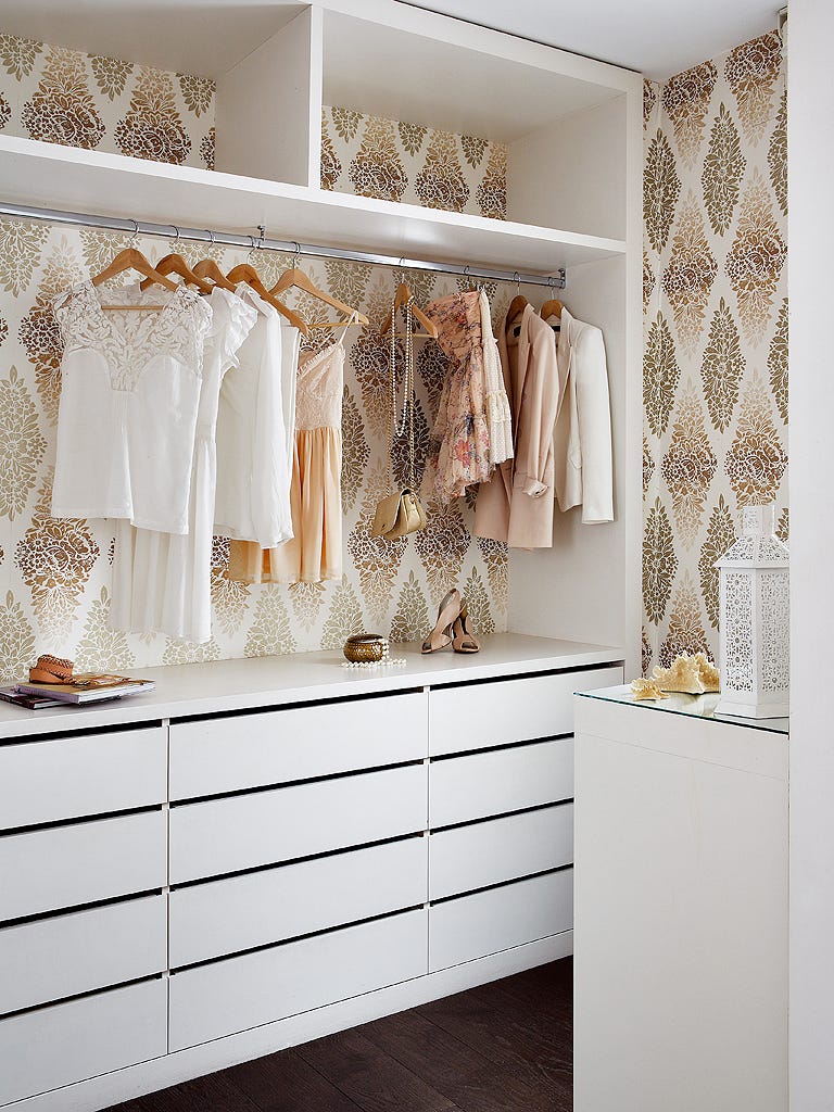 vestidor con papel pintado dorado