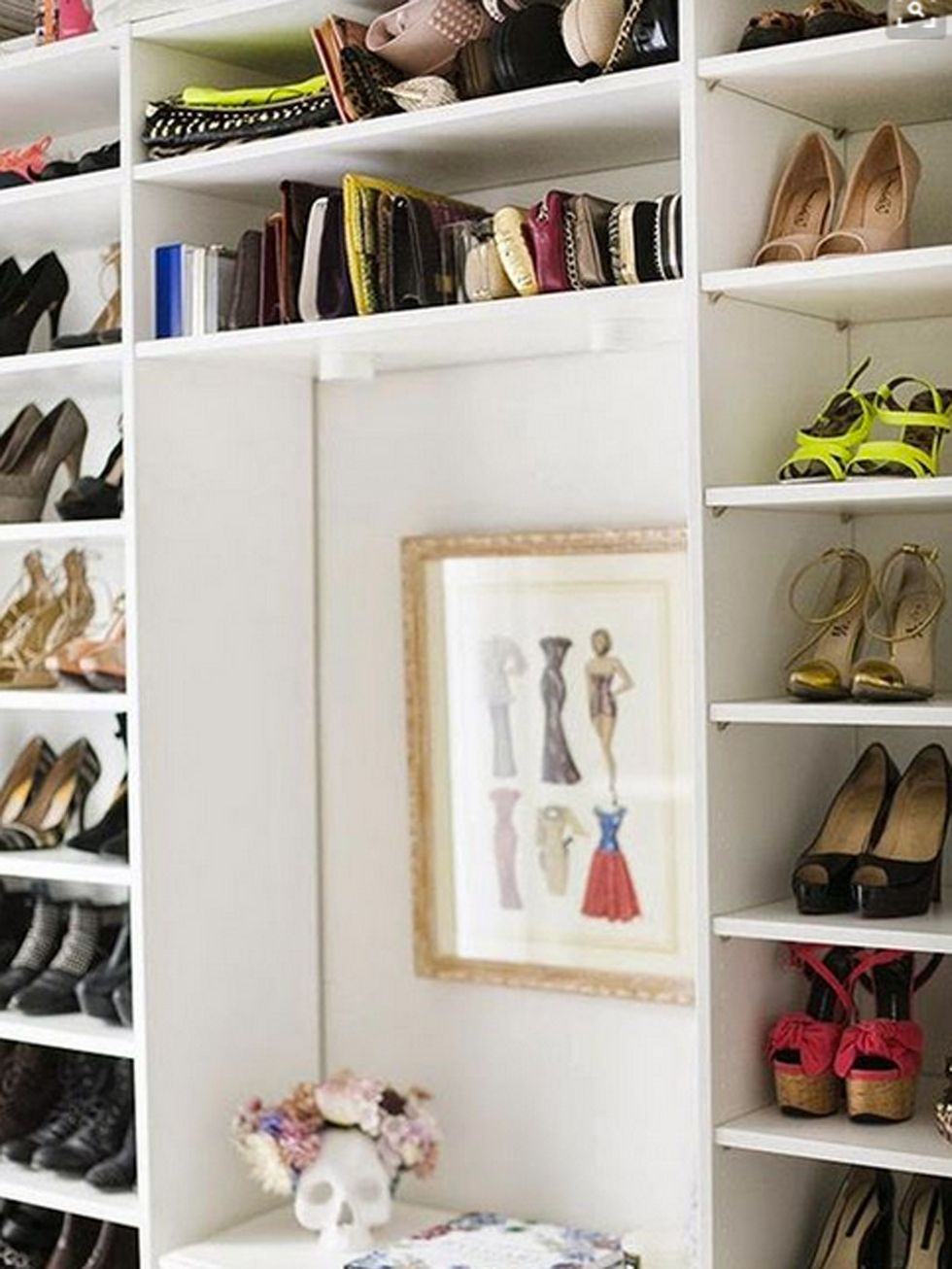 En un closet puedes adecuar varios espacios, para ropa, zapatos, carteras,  accesorios en general, esta es una idea maravillosa para mantener el orden  en, By Decormuebles H