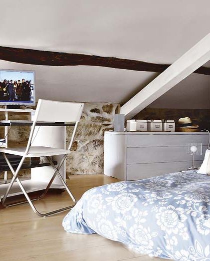 Buhardilla Interior De Dormitorio Con Suelo De Parquet Y Paredes