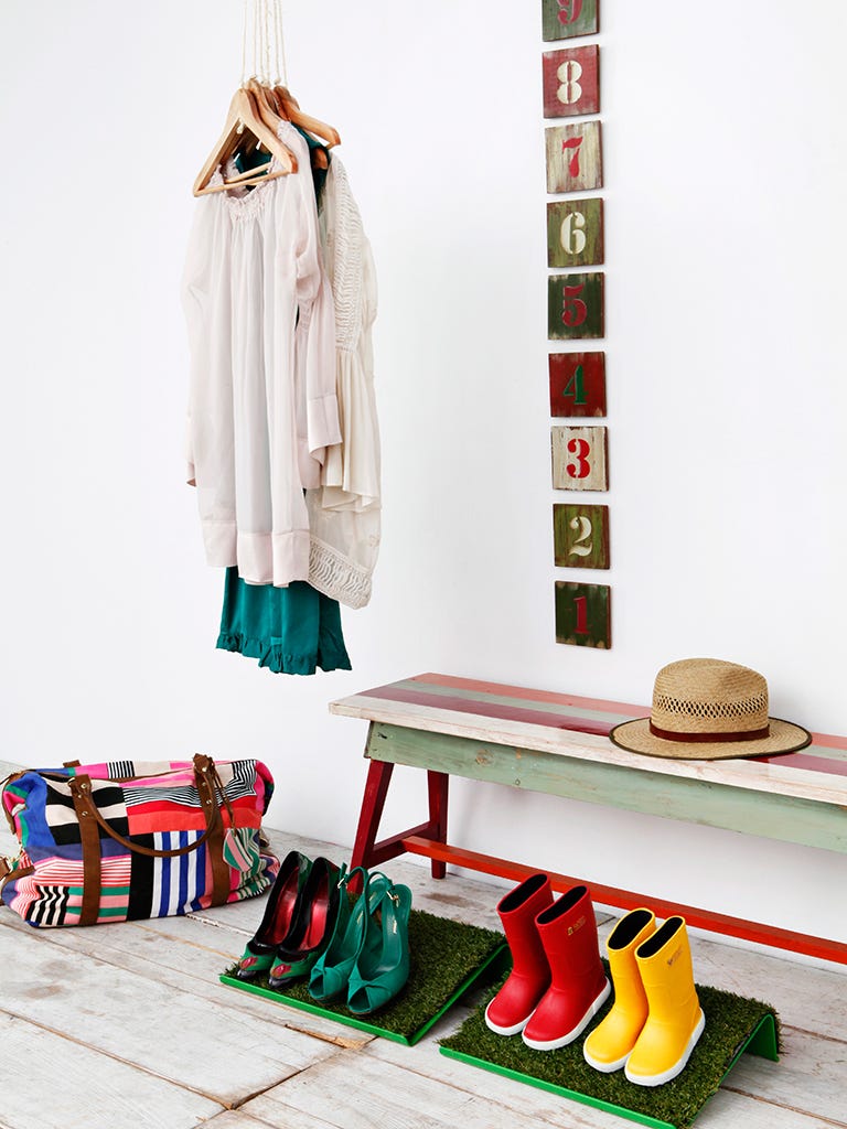 Serveware, Sun hat, Fedora, Shelving, Clothes hanger, Household supply, Fashion design, Saucer, Baked goods, Shelf, 