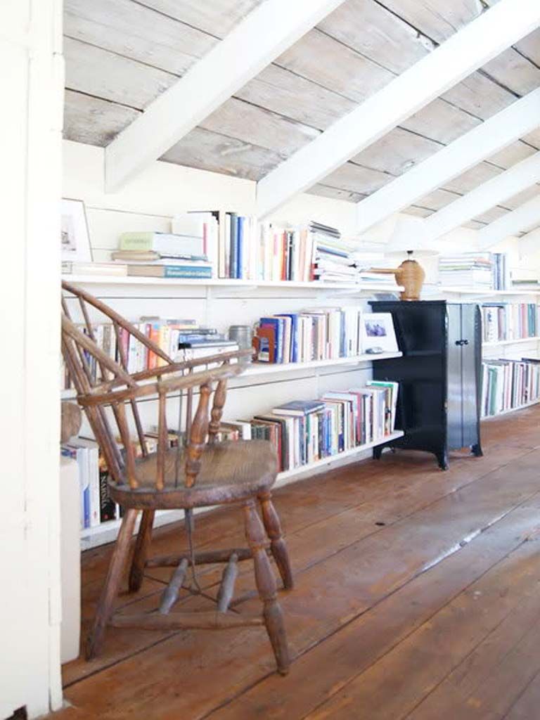 Shelf, Wood flooring, Shelving, Floor, Room, Furniture, Building, Property, Interior design, Hardwood, 