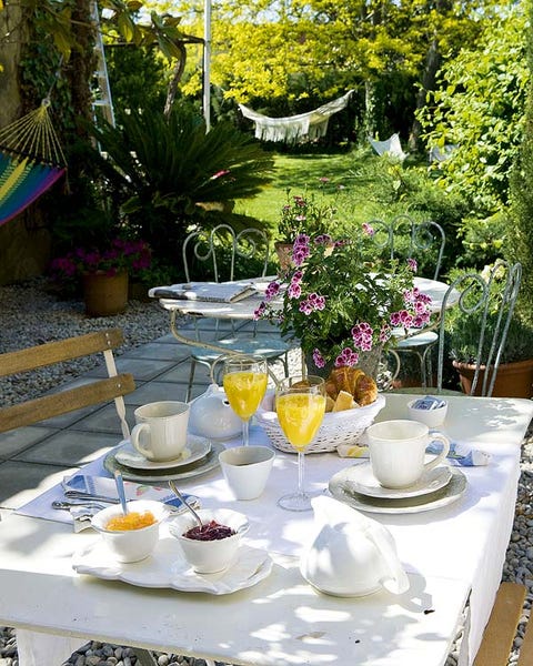 Serveware, Dishware, Tablecloth, Flowerpot, Table, Furniture, Porcelain, Drinkware, Tableware, Linens, 