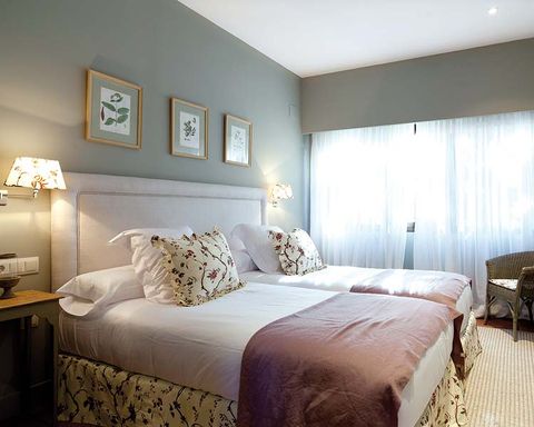 Room, Bed, Interior design, Lighting, Property, Wall, Textile, Bedroom, Furniture, Bedding, 