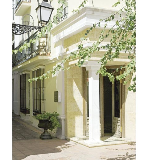 Property, Flowerpot, Building, House, Real estate, Balcony, Home, Shade, Column, Molding, 