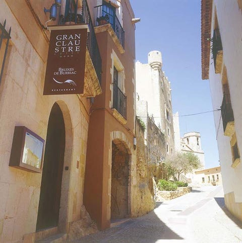 Road, Neighbourhood, Town, Property, Infrastructure, Street, Wall, Residential area, Real estate, Human settlement, 