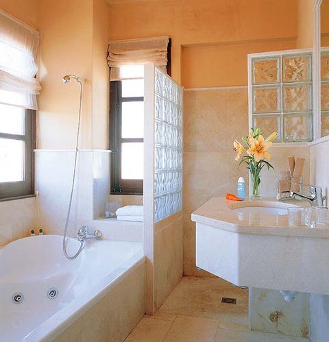 Plumbing fixture, Room, Interior design, Architecture, Property, Wall, Glass, Real estate, Bathtub, Tile, 