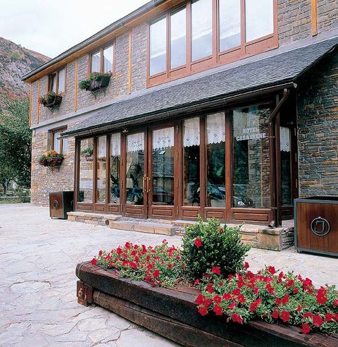Window, Fixture, House, Door, Groundcover, Shrub, Cobblestone, Annual plant, Perennial plant, Inn, 