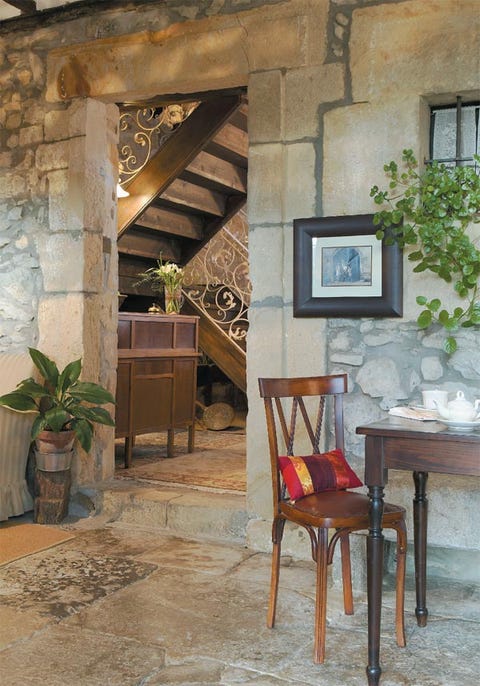 Wood, Flowerpot, Interior design, Chair, Hardwood, Houseplant, Interior design, Paint, Picture frame, Wood stain, 