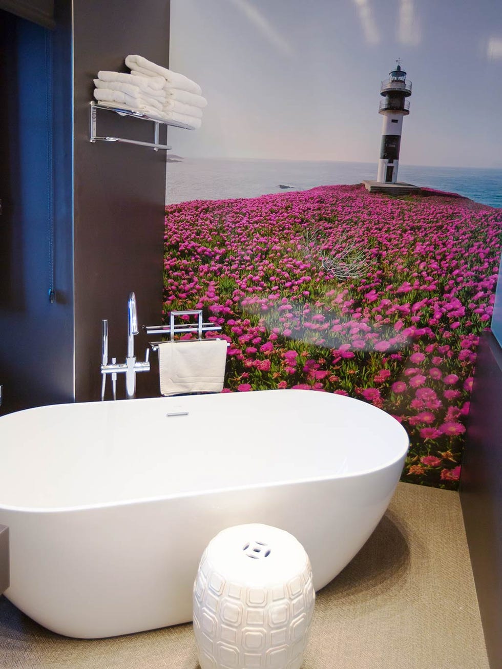 Bathroom, Bathroom sink, Tap, Purple, Plumbing fixture, Interior design, Room, Property, Wall, Bathtub, 