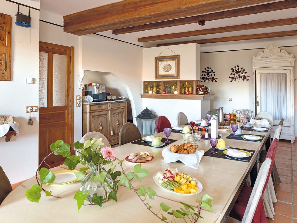 Room, Dining room, Ceiling, Interior design, Property, Building, Furniture, Table, House, Brunch, 