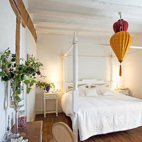 Room, Interior design, Bed, Property, Floor, Textile, Wall, Flooring, Linens, Real estate, 