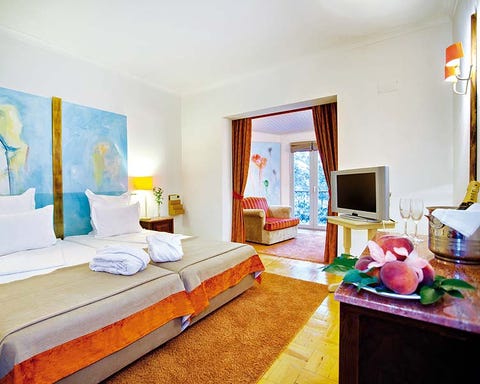 Room, Interior design, Bed, Textile, Bedroom, Bedding, Wall, Furniture, Linens, Bed sheet, 