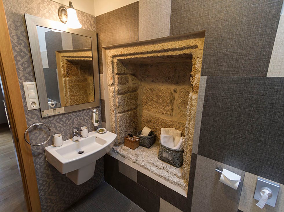 Bathroom, Property, Room, Tile, Interior design, Wall, Architecture, Floor, House, Sink, 