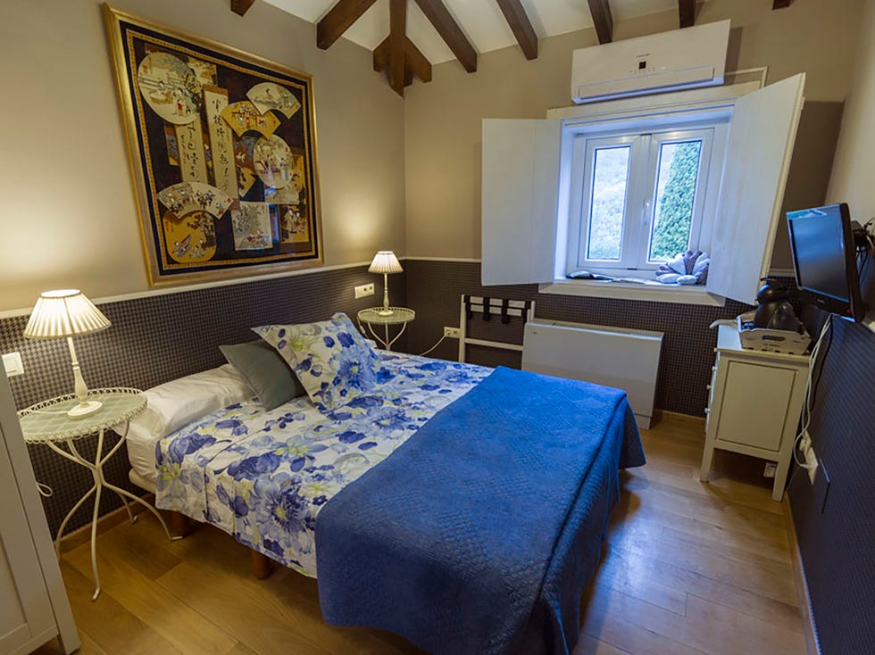 Bedroom, Bed, Furniture, Room, Bed sheet, Property, Bedding, Bed frame, Ceiling, Interior design, 