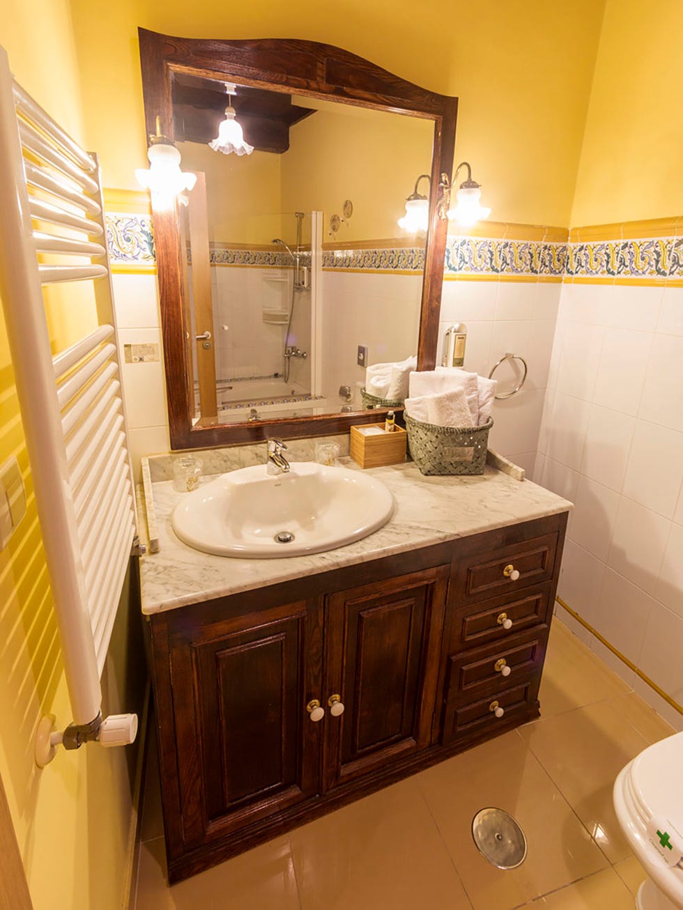 Bathroom, Bathroom cabinet, Room, Property, Sink, Furniture, Bathroom sink, Bathroom accessory, Interior design, Plumbing fixture, 
